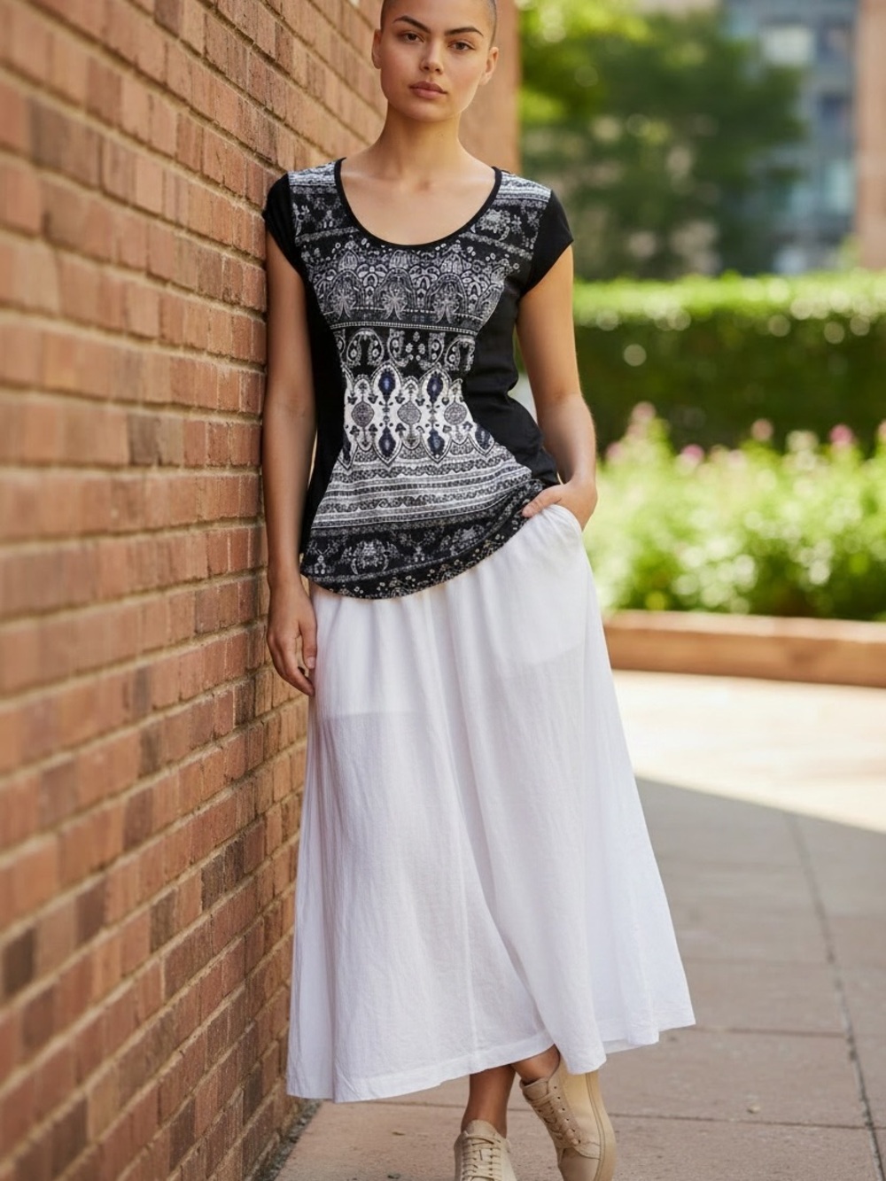 Persaya Black & White Paisley Scoop Neck Tee